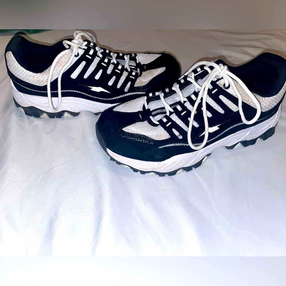 Lightly worn women’s Avia memory foam sneakers